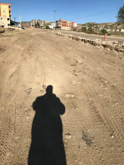 Diyarbakır yol projesinde asfalt ve temel katmanlarını sudan korumak amacıyla yürütülen drenaj ve su tahliye hattı boru döşeme çalışmaları