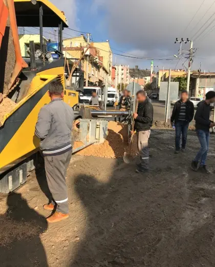 Diyarbakır yol projesinde asfalt öncesi temel malzemesinin finişer serme makinesi ile milimetrik doğrultuda ve yüksek hassasiyetle sahaya dökülmesi
