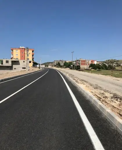 Diyarbakır yol yapım şantiyesinde bir şeridinin asfalt serme ve sıkıştırma işlemi tamamen bitirilmiş, diğer şeridi ise imalata hazır bekleyen yolun genel görünümü