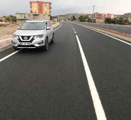 Diyarbakır yol yapım projesinde altyapı, asfalt serimi, kaldırım ve bordür imalatları tamamen tamamlanmış yolun teslim öncesi genel görünümü