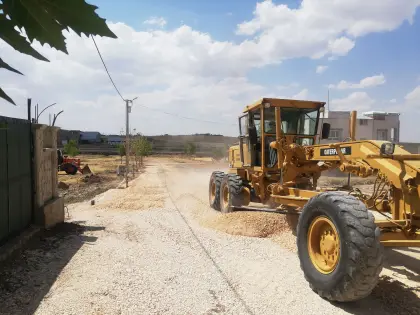 Diyarbakır modern yol yapım şantiyesinde parke kilit taşı ve kaldırım imalatı öncesi greyder iş makinesiyle alttemel malzemesinin serilmesi ve yüzey düzleme işlemi