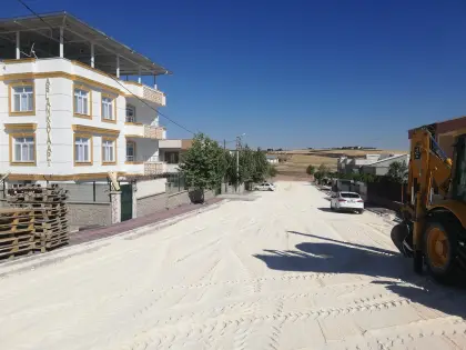 Diyarbakır parke kilit taşı ve kaldırım imalatı projesinde, kilitli taşların teraziye alınması için alttemel üzerine 0-5 mm mil kum serilmesi ve mastar çekilmesi