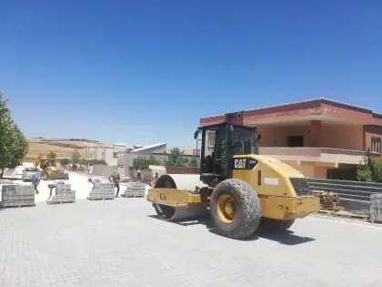 Diyarbakır kentsel çevre düzenleme şantiyesinde ekipler tarafından kilitli parke taşı döşeme işçiliğinin titizlikle sürdürülmesi ve estetik yol imalatı