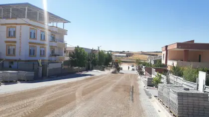 Diyarbakır yol parke firması kilit taşı döşeme sonrası ince kum serilmesi