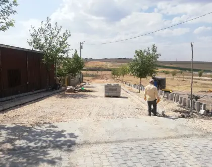 Diyarbakır bordür ve kaldırım yapımı kapsamında beton bordür taşlarının dizilmesi