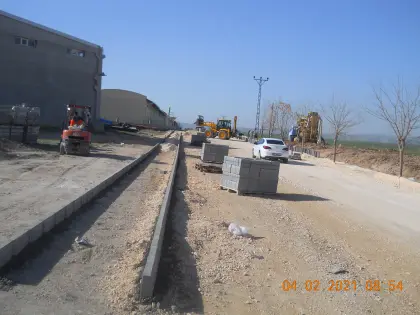 Diyarbakır bordür ve kaldırım yapımı projesi için yola beton bordür taşlarının dizilmesi