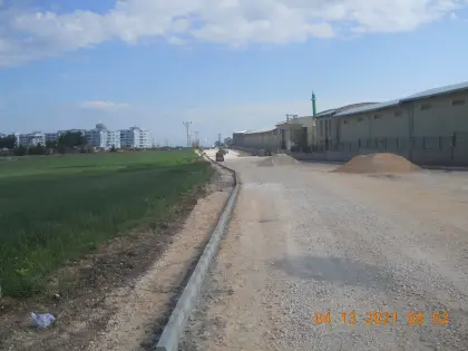 Diyarbakır bordür ve kaldırım yapımı projesinde beton bordür taşları dizilmiş hazır hat