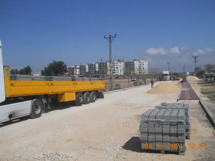 Diyarbakır Mirayol İnşaat şantiyesinde kilitli parke taşlarının tır üzerinde indirilmek üzere beklemesi