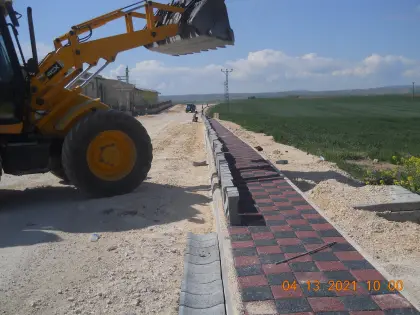 Diyarbakır Mirayol İnşaat şantiye sahasında drenaj hatları için beton su olukları döşeme çalışması