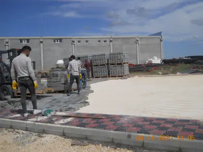 Diyarbakır organize sanayi altyapı müteahhiti fabrika bağlantı yollarında kilitli parke taşları döşeme işi sürüyor