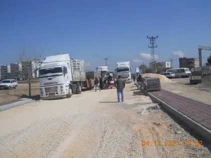 Diyarbakır parke firması şantiye sahasına paletli kilitli parke taşlarının indirilmesi işlemi