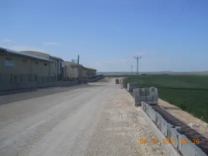 Diyarbakır parke firması kilitli taş kenarına beton su oluğu ve yağmur olukları döşenmesi işlemi