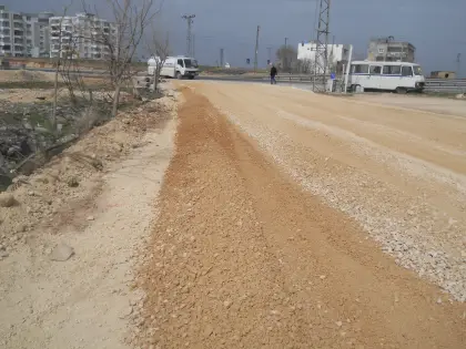 Diyarbakır yol firması şantiye sahasında alttemel malzemesi serme ve sıkıştırma faaliyeti
