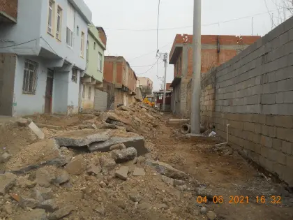 Altyapı üstyapı müteahhiti şantiye sahasında kilit parke yapımı öncesi eski beton yolun iş makinesiyle sökülmesi