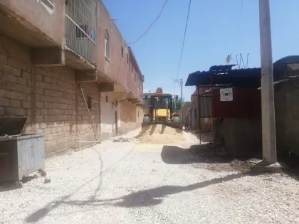 Bordür ve kaldırım yapımı projesinde yol zeminine JCB ile kilitli parke yataklama mili serilme anı