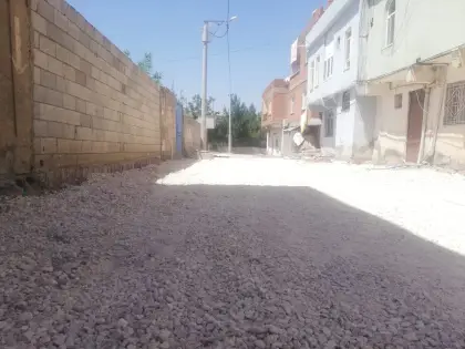 Mirayol İnşaat kilitli parke taşı imalatı öncesinde yol gövdesine alttemel malzemesi serilmiş zemin görüntüsü