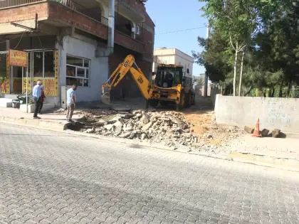 Mirayol İnşaat üstyapı yenileme projesinde JCB iş makinesi ile eski beton söküm işlemine devam ediyor