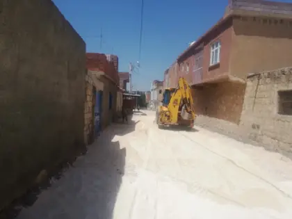 Mirayol İnşaat üstyapı şantiyesinde JCB iş makinesi ile kilitli taş altına mil serimi yapılması