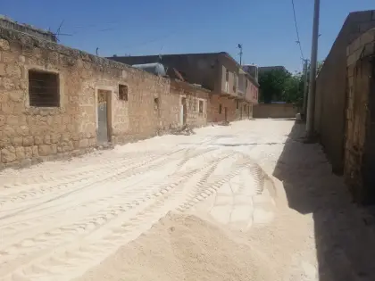Mirayol İnşaat üstyapı imalatında kilitli taş altı 0-5 mil serimi ve zemin mastarlama hazırlığı