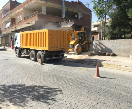 Mirayol İnşaat şantiye sahasında usta işçilikle yürütülen kilitli taş çalışmaları ve yol kaplama süreci