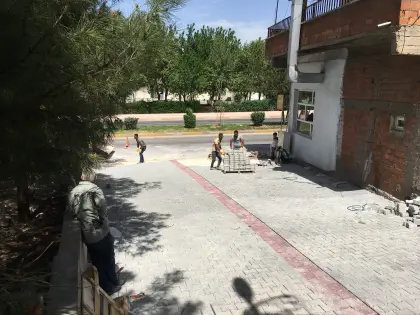 Mirayol İnşaat üstyapı yenileme projesinde usta işçilikle kilitli taş döşeme işlemi gerçekleştiriliyor