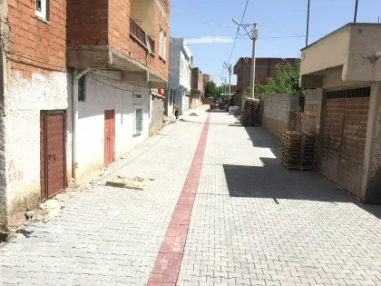 Mirayol İnşaat üstyapı projesinde uzman ekipler tarafından kilitli parke döşeme işlemi gerçekleştiriliyor