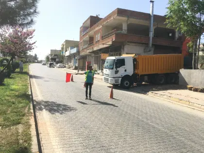 Mirayol İnşaat şantiyesinde yol güvenlik çalışmaları kapsamında trafik konileri ile trafik yönlendiriliyor