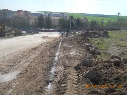 Mirayol İnşaat kilitli taş projesinde hat ve kot ölçümü için harita ekibi çalışma yapıyor