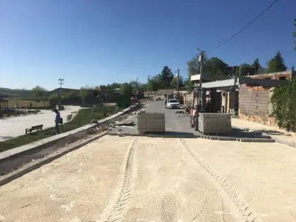 Altyapı üstyapı müteahhiti kontrolünde dayanıklı ve uzun ömürlü sokaklar için kilit taşı döşeniyor
