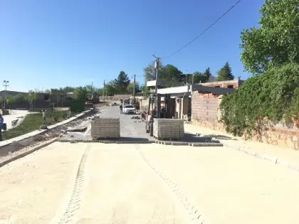 Altyapı üstyapı müteahhiti kontrolünde dayanıklı üstyapı imalatı için kilitli parke taşları yola diziliyor
