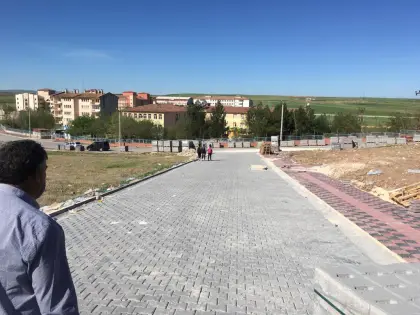 Bordür ve kaldırım yapımı projesinde tüm imalat sonrası süreçlerin tamamlanmasıyla ortaya çıkan modern sokak