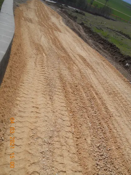 Mirayol İnşaat kilitli taş parke yol yapımı projesinde kamyon ve iş makineleri ile alttemel serilmesi işlemi
