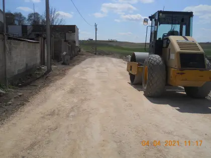 Mirayol İnşaat kilitli taş yolu imalatı öncesinde alttemel malzemesi silindir ile sıkıştırılıyor