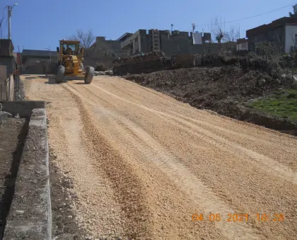 Mirayol İnşaat kilitli parke yol yapımı projesinde greyder ile alttemel malzemesi seriliyor ve düzeltiliyor