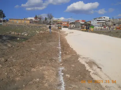 Mirayol İnşaat kilitli taş projesinde hat ve kot ölçümü için harita ekibi çalışma yapıyor