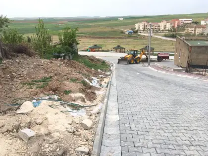 Mirayol İnşaat üstyapı şantiyesinde yağmur oluğu ile parke arası dolgu için JCB ile harç karılıyor