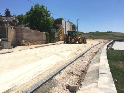 Mirayol İnşaat şantiyesinde uzman operatör kontrolündeki JCB ile kaldırıma kilitli taş altı mil seriliyor