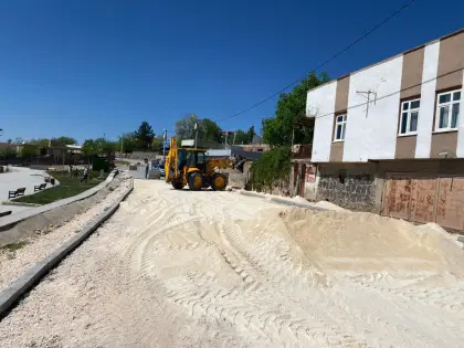 Mirayol İnşaat kilitli taş parke yol projesinde taş döşeme öncesi zemine 0-5 mil seriliyor