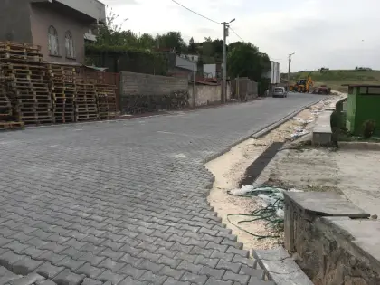Mirayol İnşaat üstyapı yenileme çalışmasında kilitli taş diziliyor ve zemin kaplaması tamamlanıyor