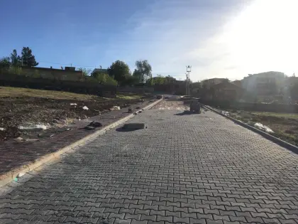 Mirayol İnşaat üstyapı projesinde kilitli taş döşeme imalatı sonrası anahtar teslim hazır hale getirilen yol
