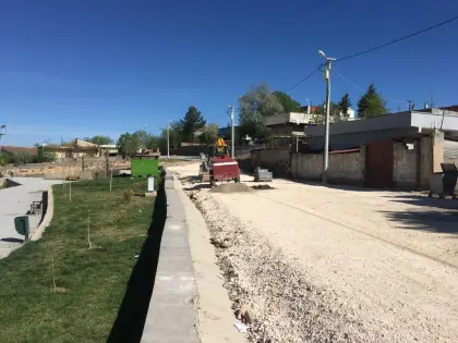 Mirayol İnşaat kilitli taş parke yol yapımı projesinde döşeme öncesi sahada son hazırlıklar yapılıyor