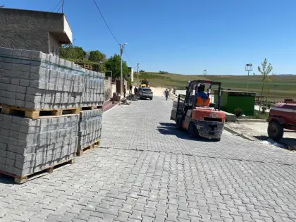 Mirayol İnşaat üstyapı şantiyesinde kilitli parke taşları forklift yardımı ile döşeme alanına taşınıyor