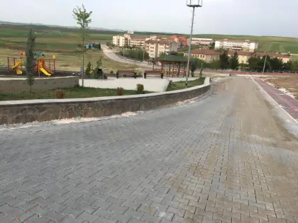 Mirayol İnşaat kilitli taş projesinde parke imalatı sonrası derz dolgusu için yüzeye ince kum serimi çalışması