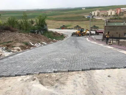 Mirayol İnşaat üstyapı imalatında döşenen kilitli parke kompaktör ile sıkıştırılıyor ve zemin oturtuluyor
