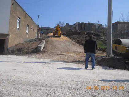 Mirayol İnşaat kilitli taş imalatı öncesi yol gövdesine dayanıklı pmt alttemel malzemesi seriyor