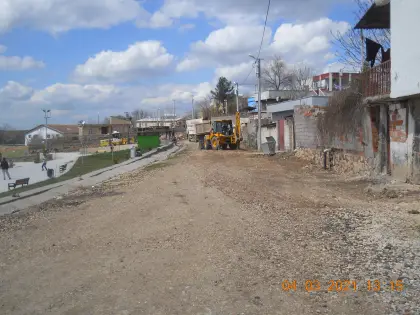 Mirayol İnşaat kilitli parke yol projesi başlangıcında iş makineleri ile saha sıyırma işlemi gerçekleştiriliyor
