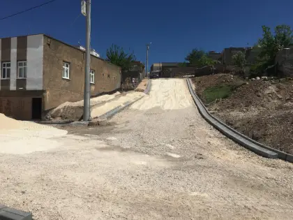 Mirayol İnşaat kilitli taş projesinde yağmur sularının tahliyesi için beton oluklar diziliyor