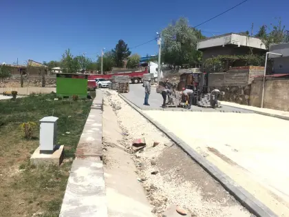 Profesyonel parke firması bünyesindeki uzman ustalar tarafından yola titizlikle kilit taşı döşeniyor
