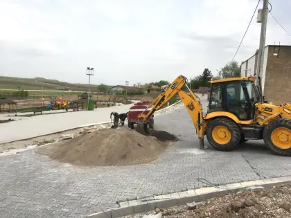 Profesyonel parke firması ustaları tarafından kilitli parke kenarları ve harçlı bordür tamiratı için harç yapımı