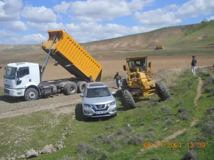 Diyarbakır kazı dolgu yol firması ekiplerince yol platformu üzerine alt temel stabilize malzeme seriliyor